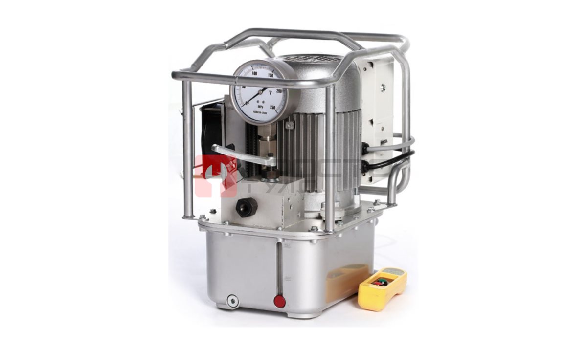  GARWIN INDUSTRIAL 811015-2000-8 Станция насосная гидравлическая с электроприводом для однополостного инструмента, 2000 бар, 8л, дистанционное уп (0)