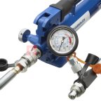  GARWIN INDUSTRIAL 811011-700-0500-K Насос ручной гидравлический с алюминиевым корпусом 700 бар; 0,5 л; комплект (манометр, рукав 1,5 м, кейс) (2)